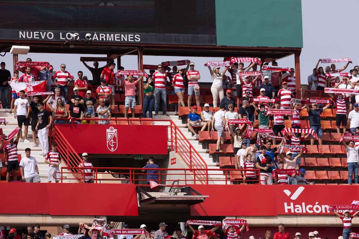 Encuéntrate en la grada de Los Cármenes en el Granada - Deportivo
