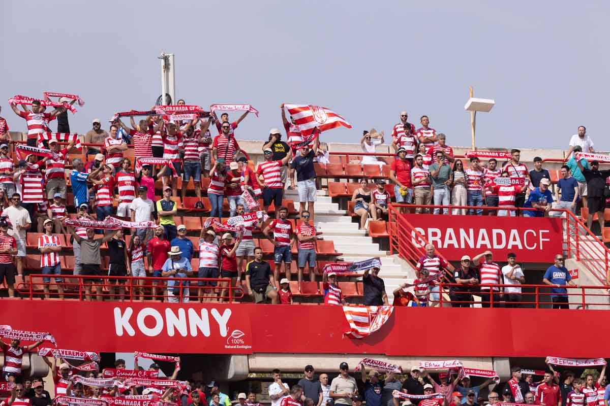 Encuéntrate en la grada de Los Cármenes en el Granada - Deportivo