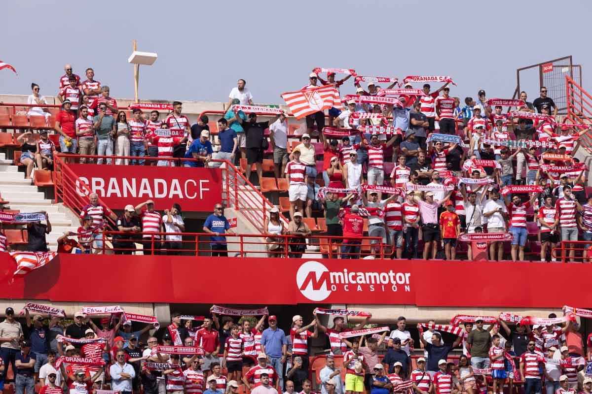 Encuéntrate en la grada de Los Cármenes en el Granada - Deportivo