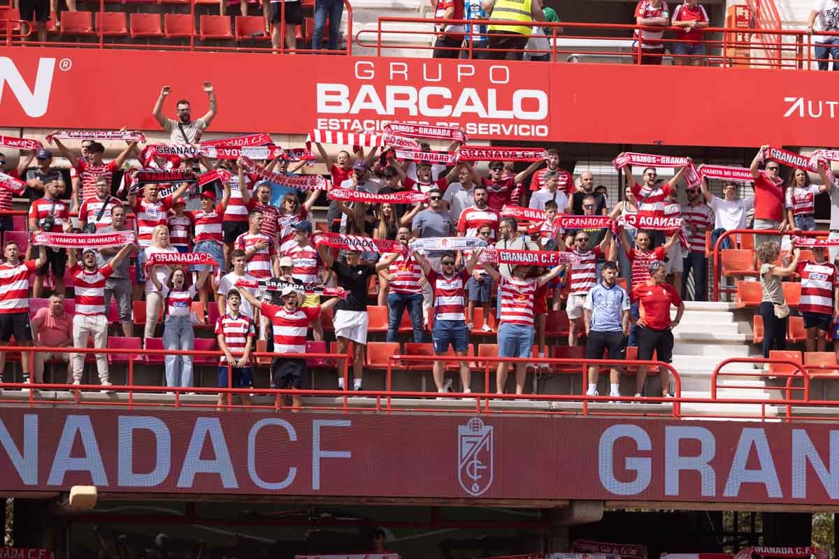 Encuéntrate en la grada de Los Cármenes en el Granada - Deportivo
