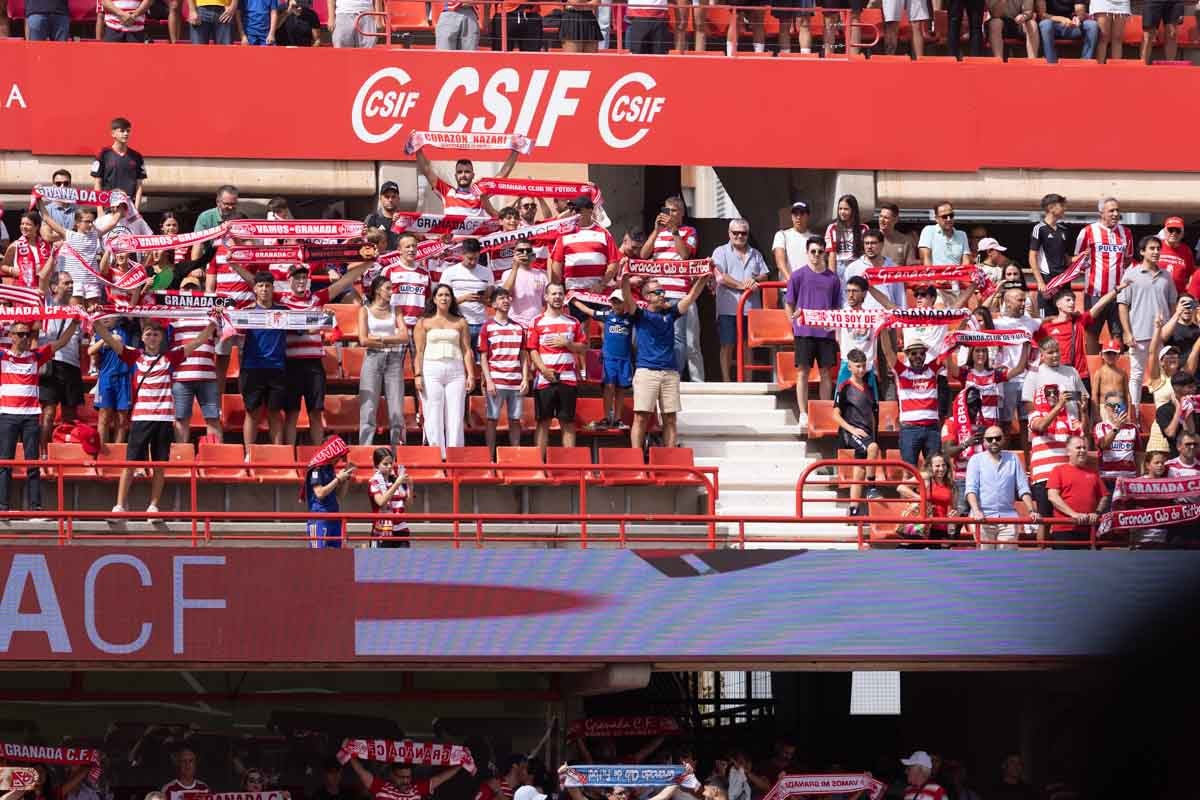 Encuéntrate en la grada de Los Cármenes en el Granada - Deportivo