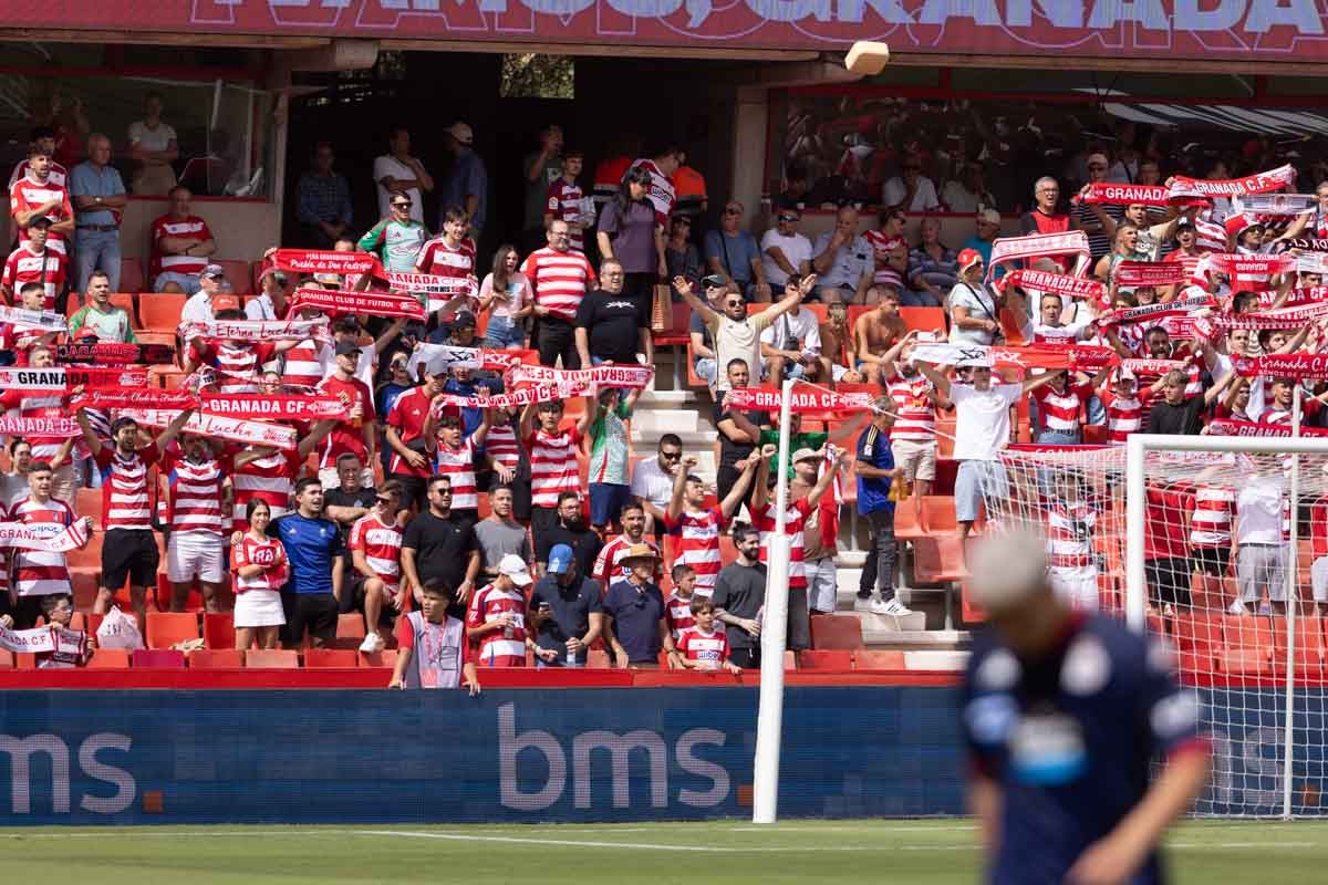 Encuéntrate en la grada de Los Cármenes en el Granada - Deportivo