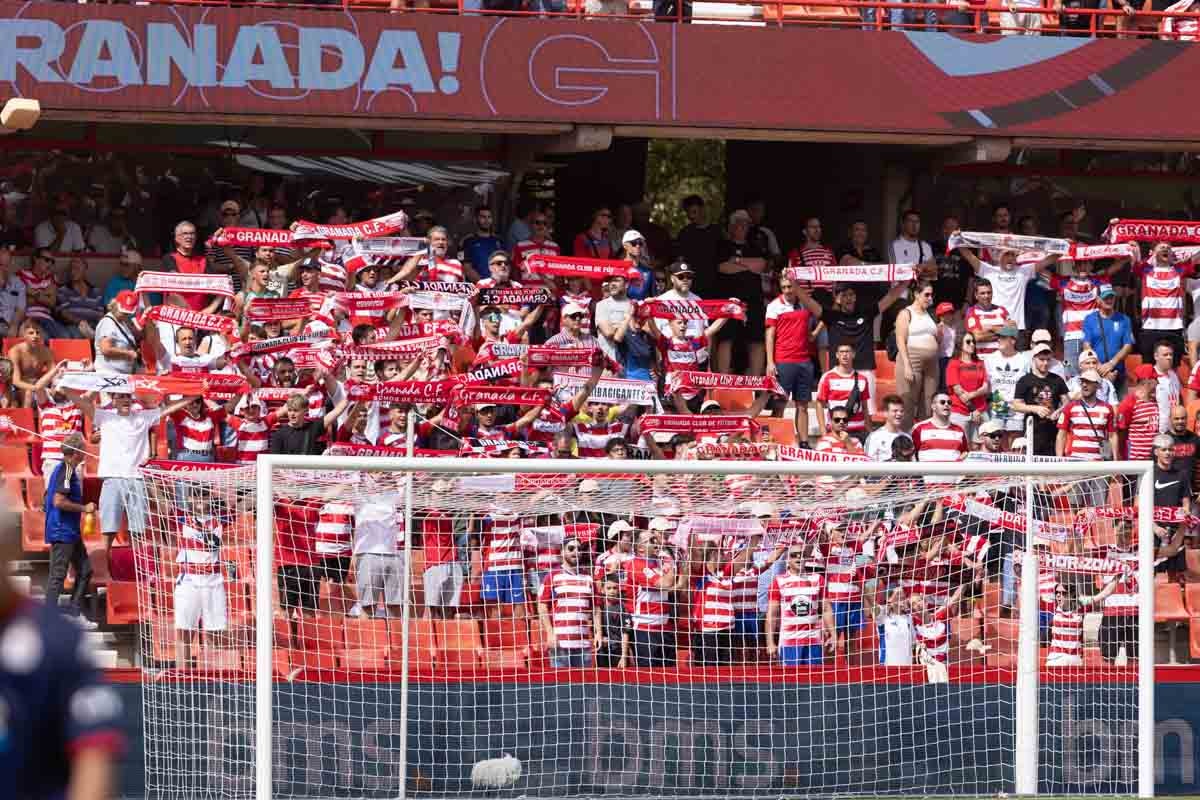 Encuéntrate en la grada de Los Cármenes en el Granada - Deportivo