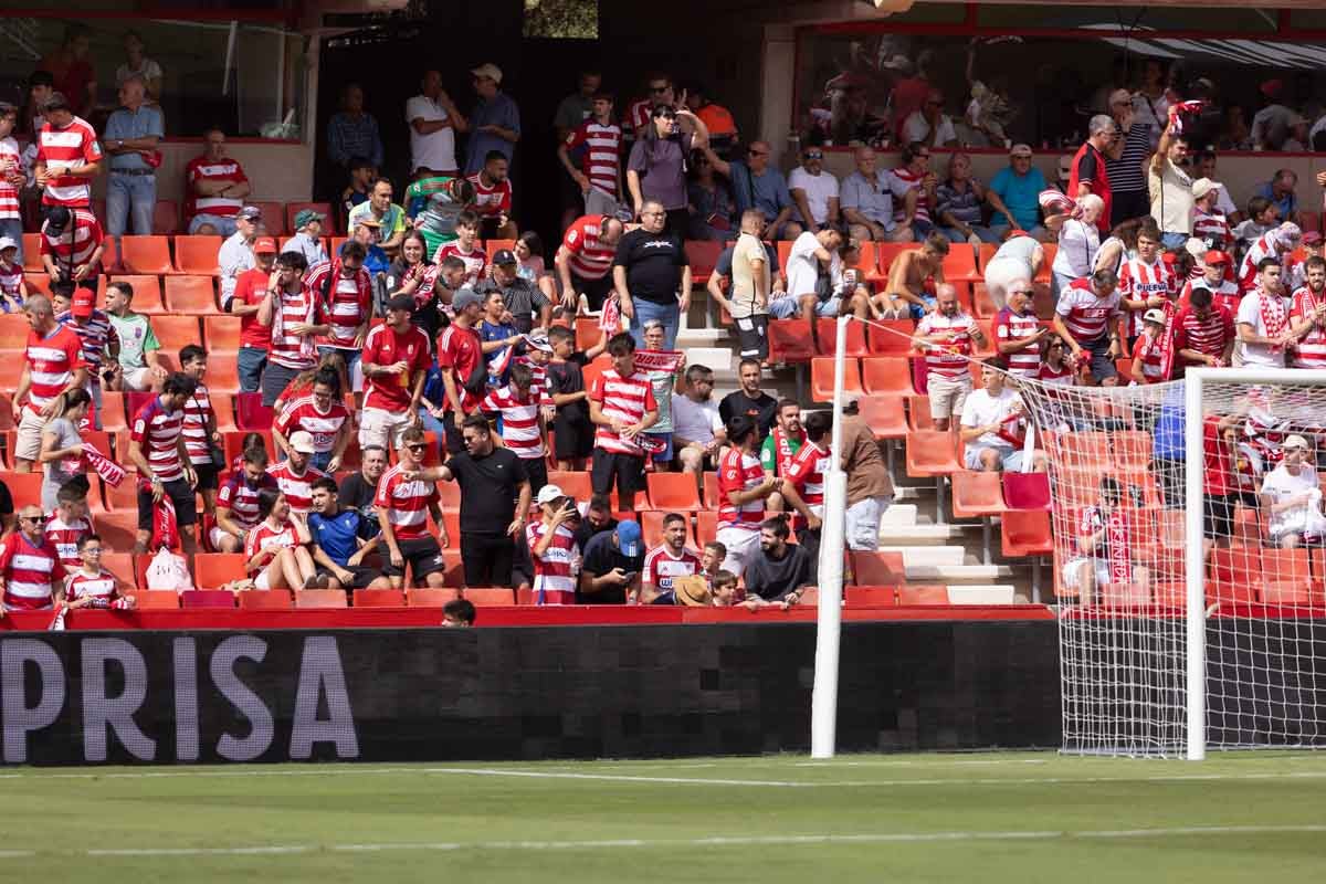 Encuéntrate en la grada de Los Cármenes en el Granada - Deportivo