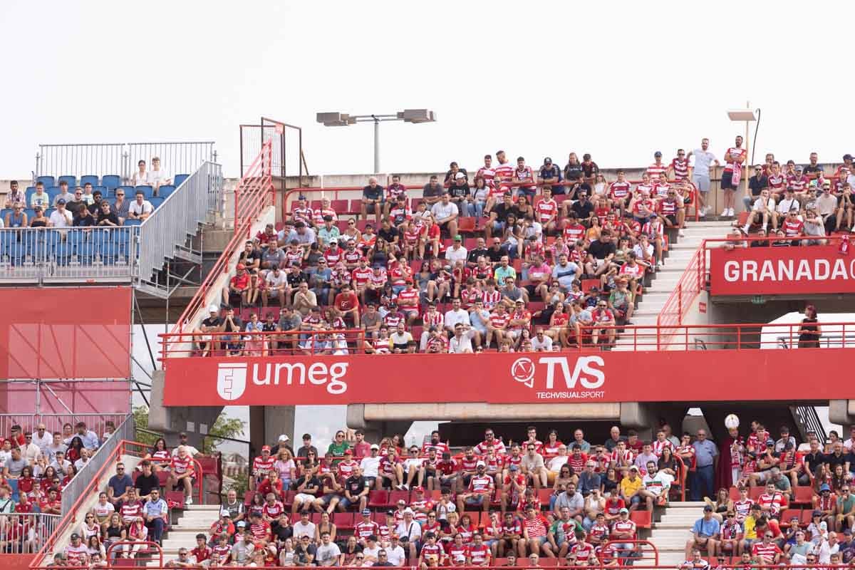 Encuéntrate en la grada de Los Cármenes en el Granada - Deportivo