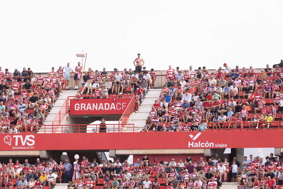 Encuéntrate en la grada de Los Cármenes en el Granada - Deportivo