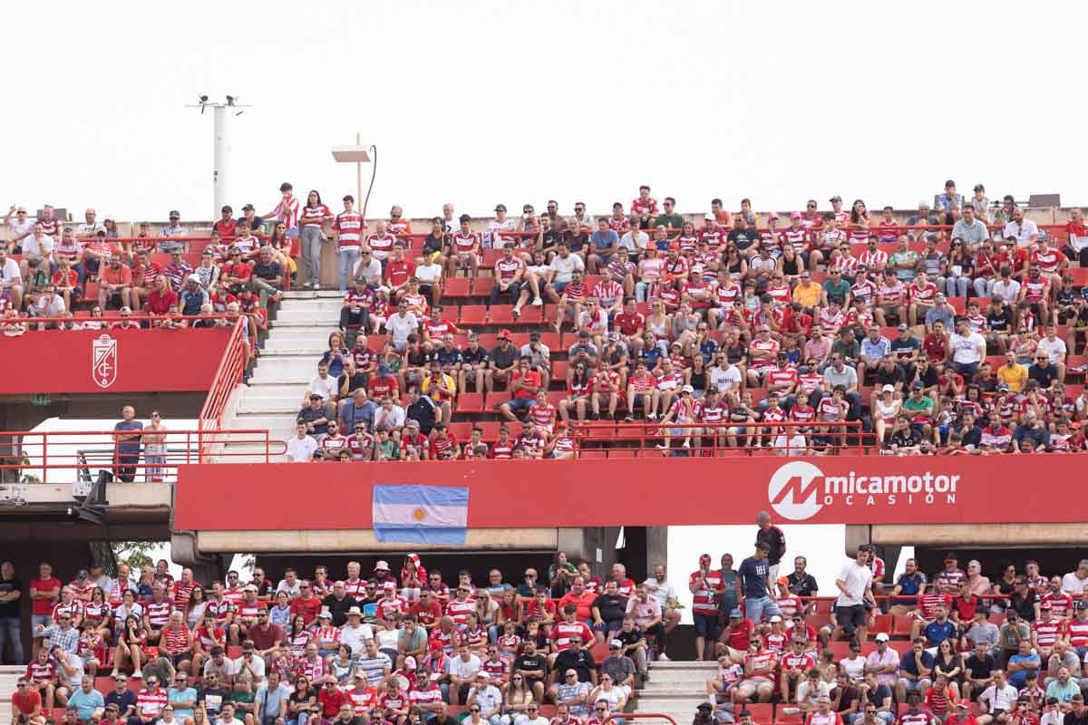 Encuéntrate en la grada de Los Cármenes en el Granada - Deportivo