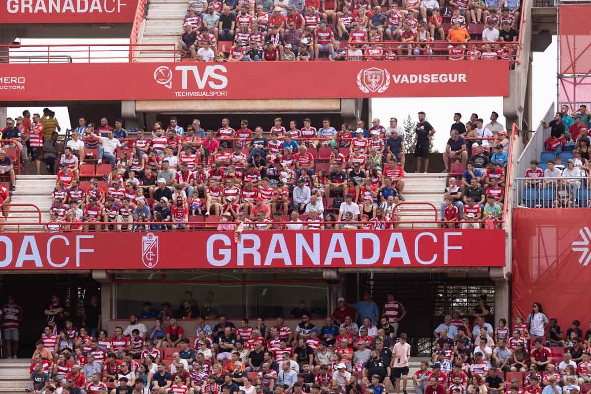 Encuéntrate en la grada de Los Cármenes en el Granada - Deportivo