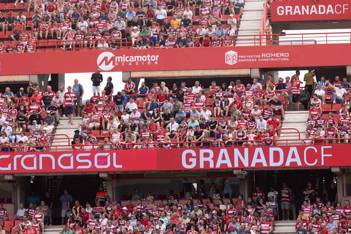 Encuéntrate en la grada de Los Cármenes en el Granada - Deportivo