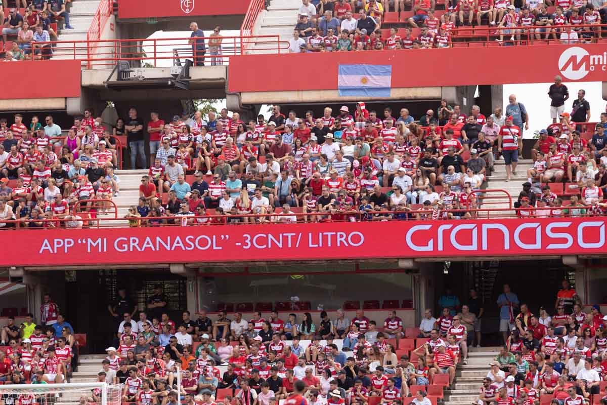 Encuéntrate en la grada de Los Cármenes en el Granada - Deportivo