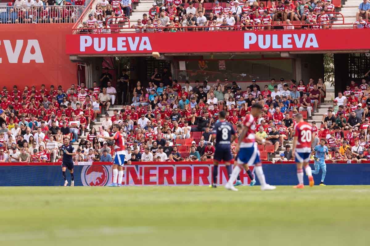 Encuéntrate en la grada de Los Cármenes en el Granada - Deportivo