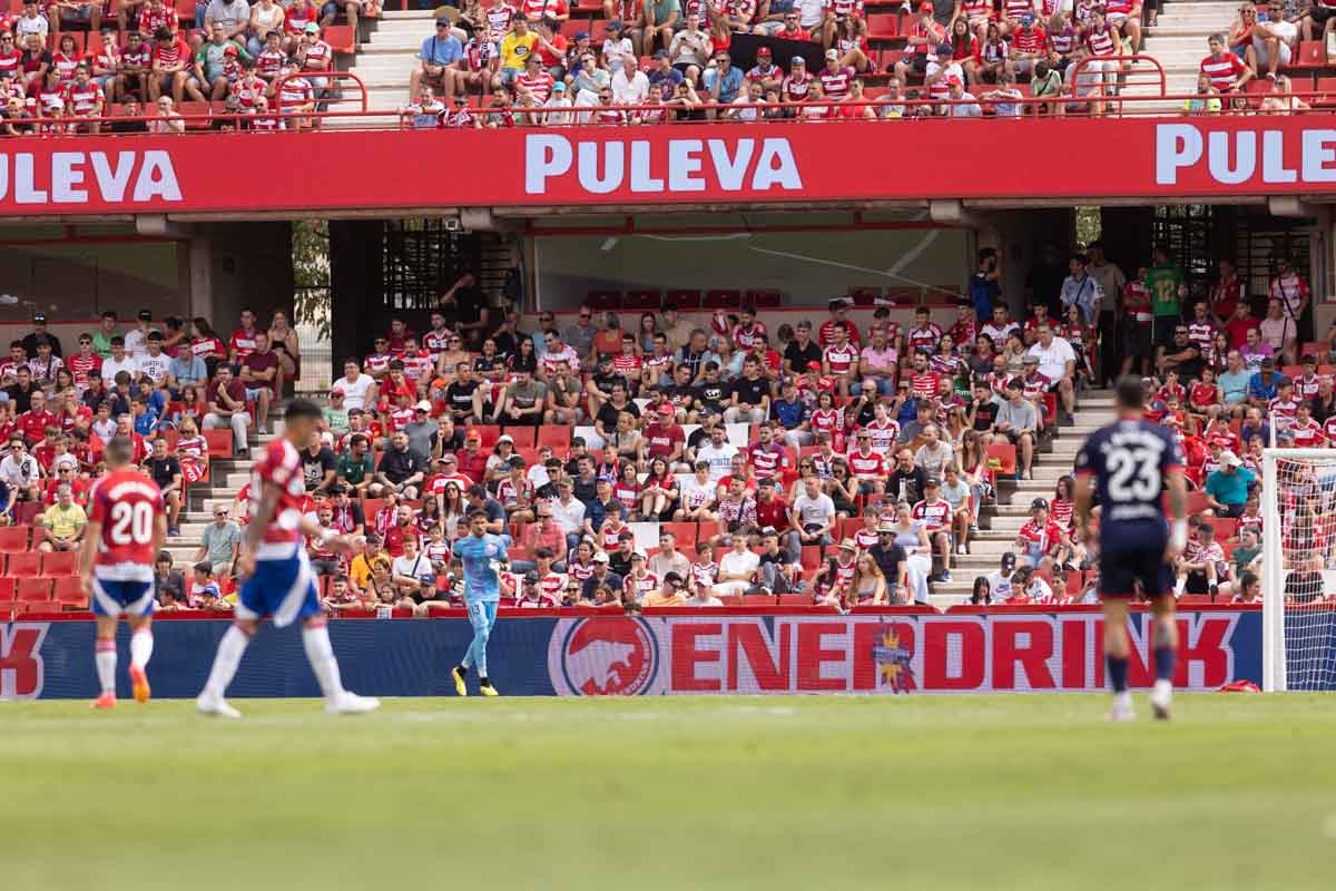 Encuéntrate en la grada de Los Cármenes en el Granada - Deportivo