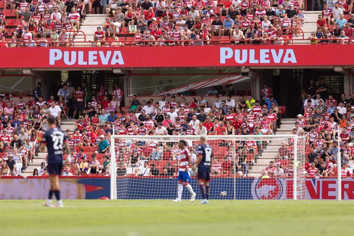 Encuéntrate en la grada de Los Cármenes en el Granada - Deportivo