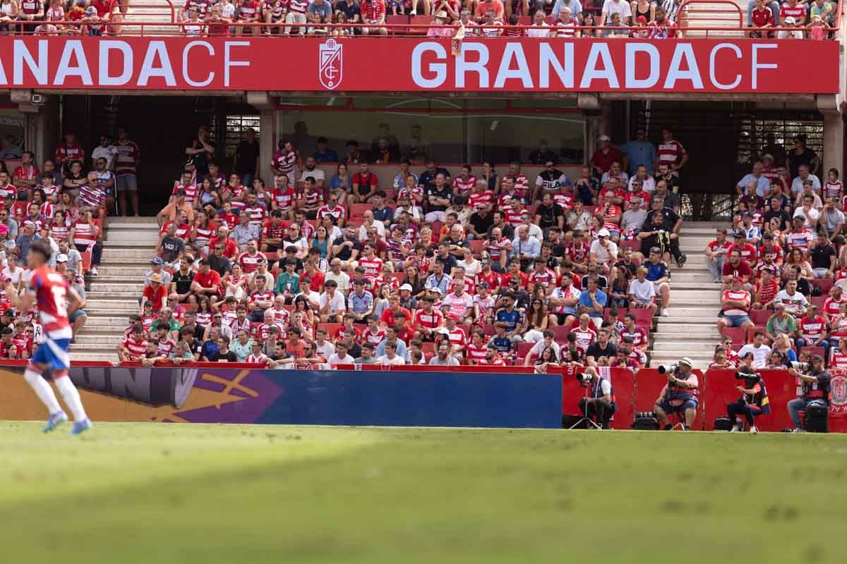 Encuéntrate en la grada de Los Cármenes en el Granada - Deportivo