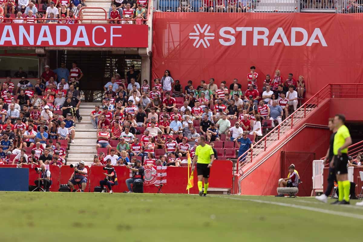 Encuéntrate en la grada de Los Cármenes en el Granada - Deportivo