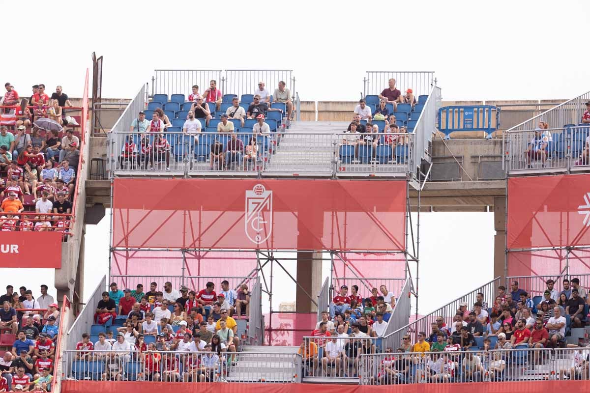 Encuéntrate en la grada de Los Cármenes en el Granada - Deportivo