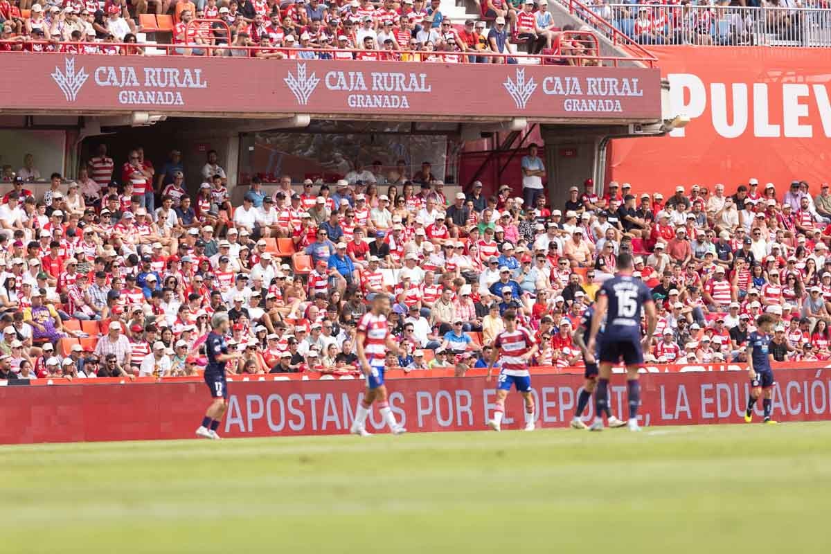 Encuéntrate en la grada de Los Cármenes en el Granada - Deportivo