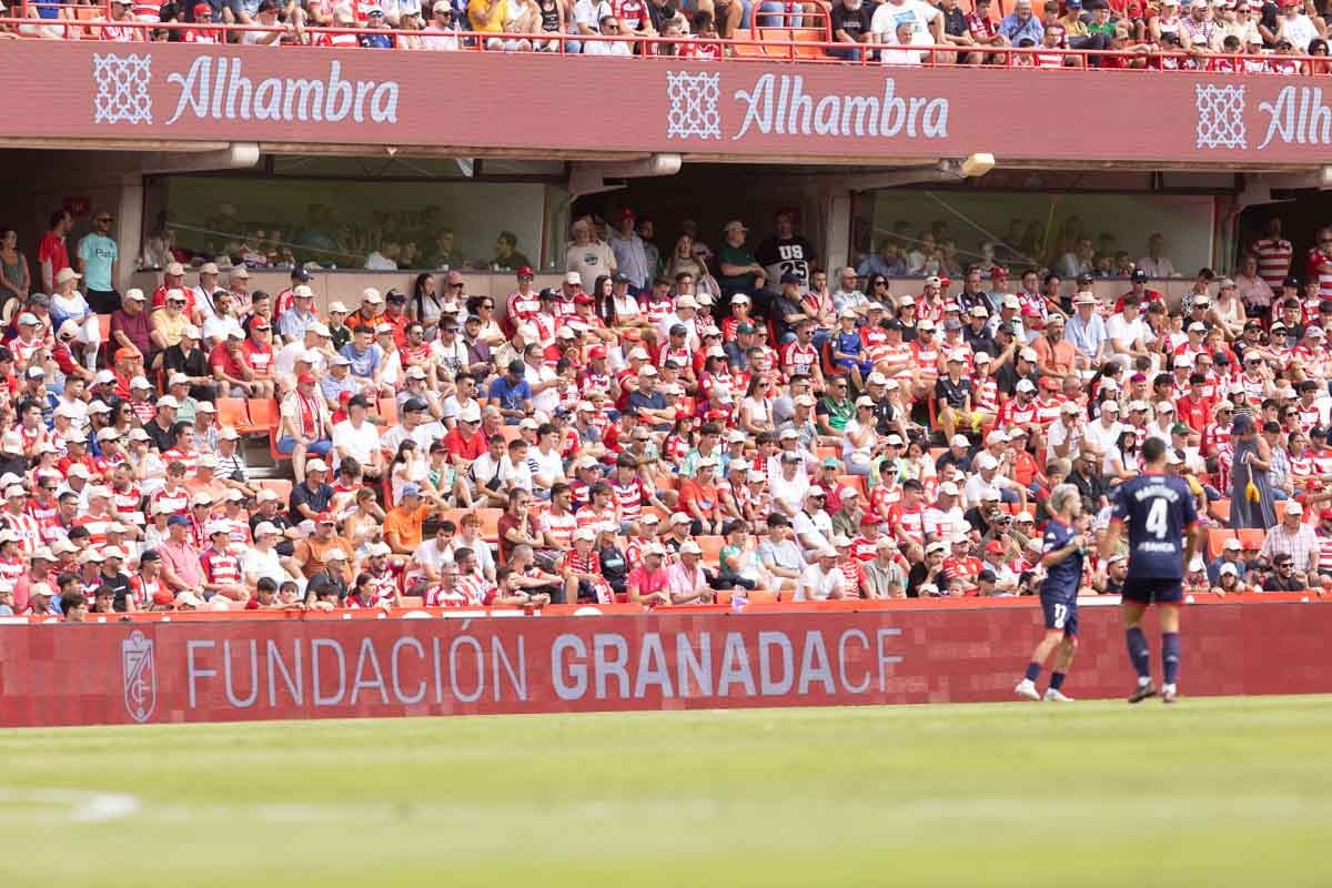 Encuéntrate en la grada de Los Cármenes en el Granada - Deportivo