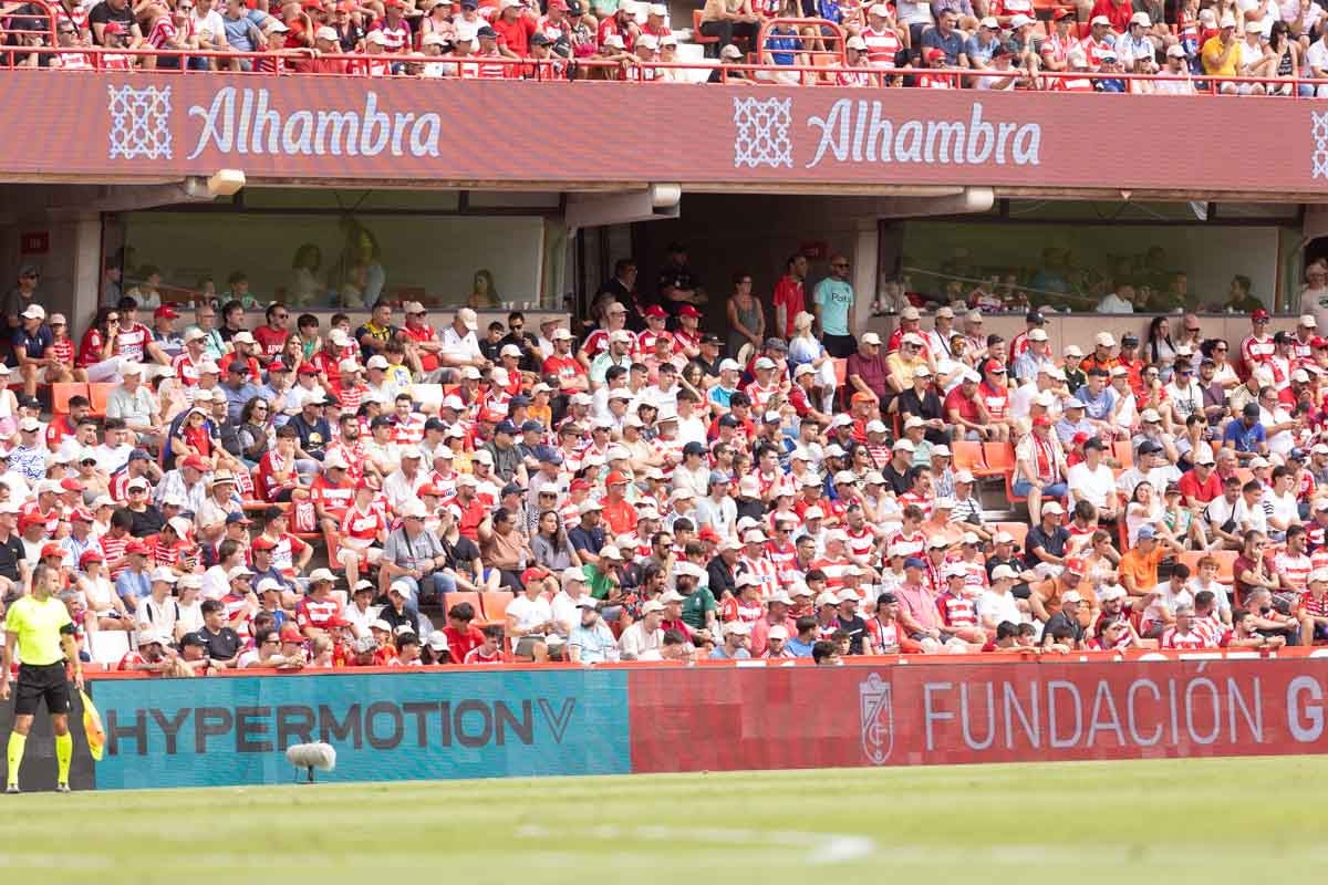 Encuéntrate en la grada de Los Cármenes en el Granada - Deportivo