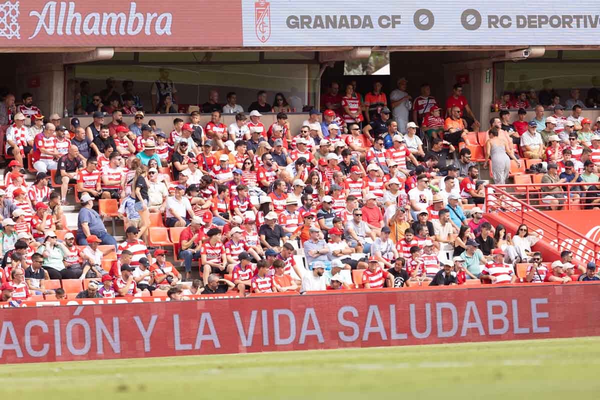 Encuéntrate en la grada de Los Cármenes en el Granada - Deportivo