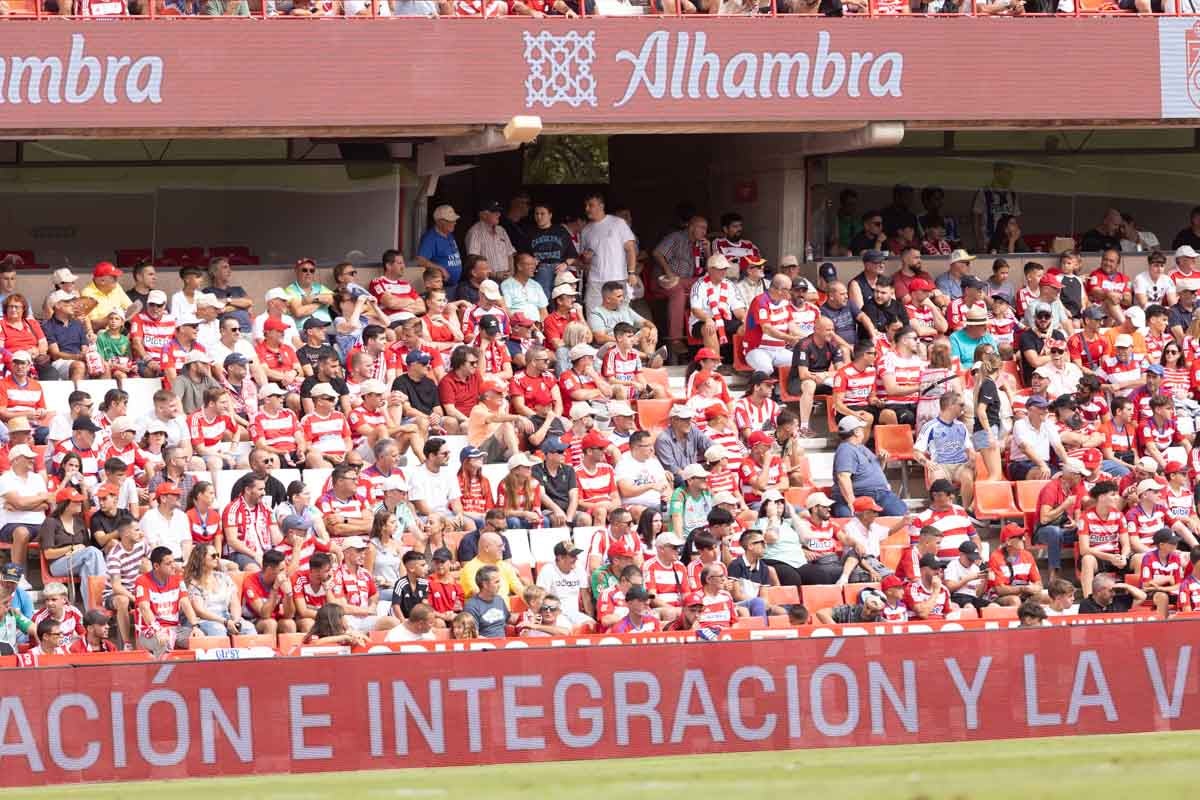 Encuéntrate en la grada de Los Cármenes en el Granada - Deportivo