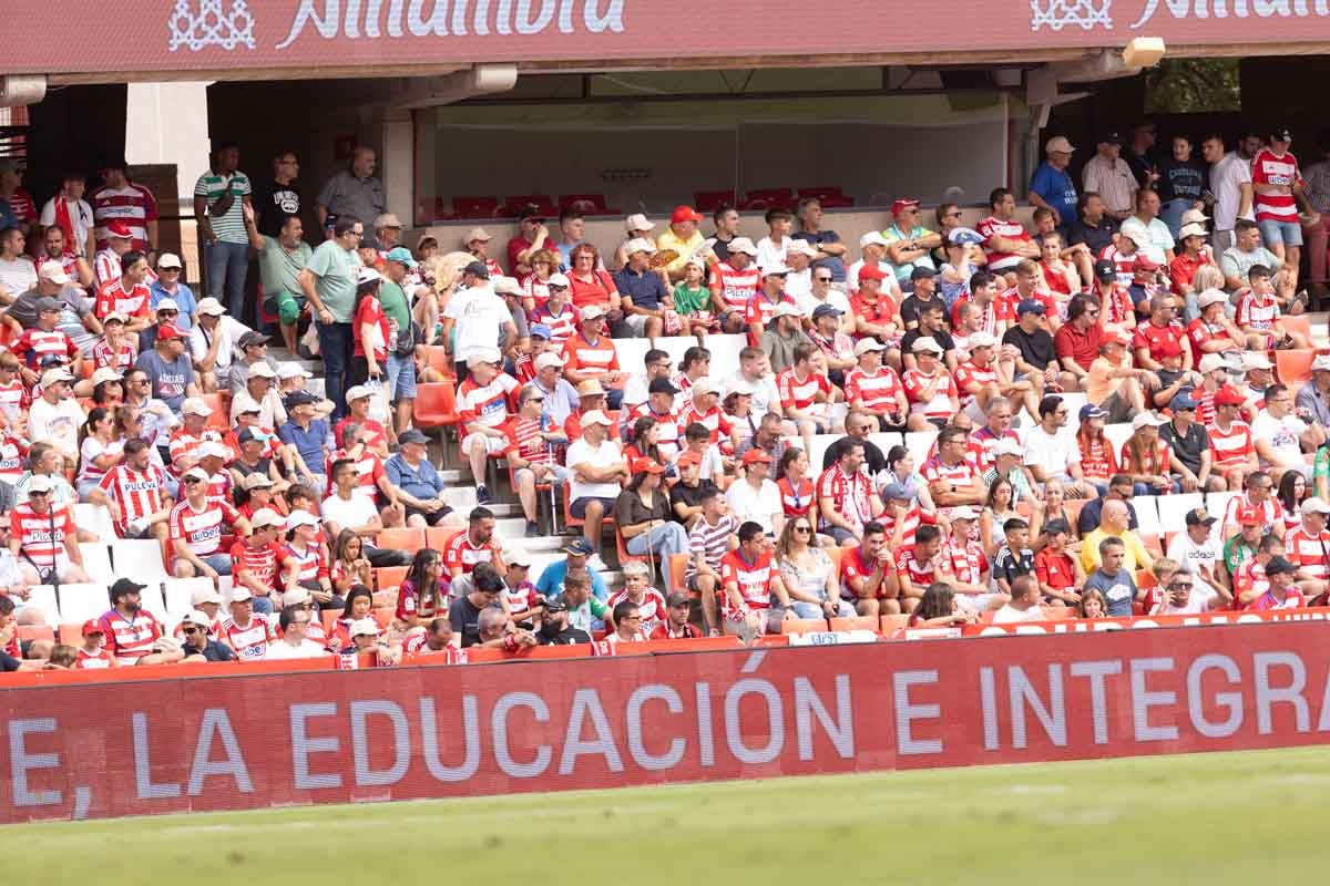 Encuéntrate en la grada de Los Cármenes en el Granada - Deportivo