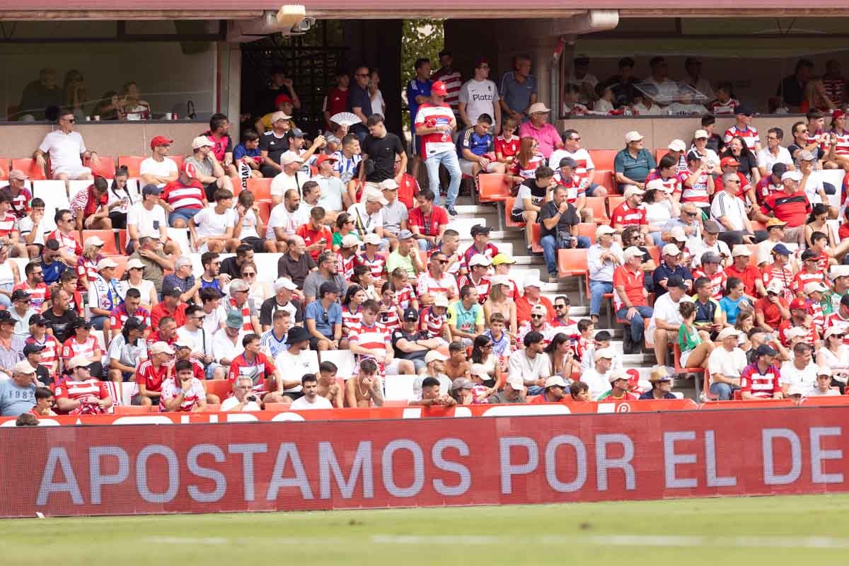 Encuéntrate en la grada de Los Cármenes en el Granada - Deportivo