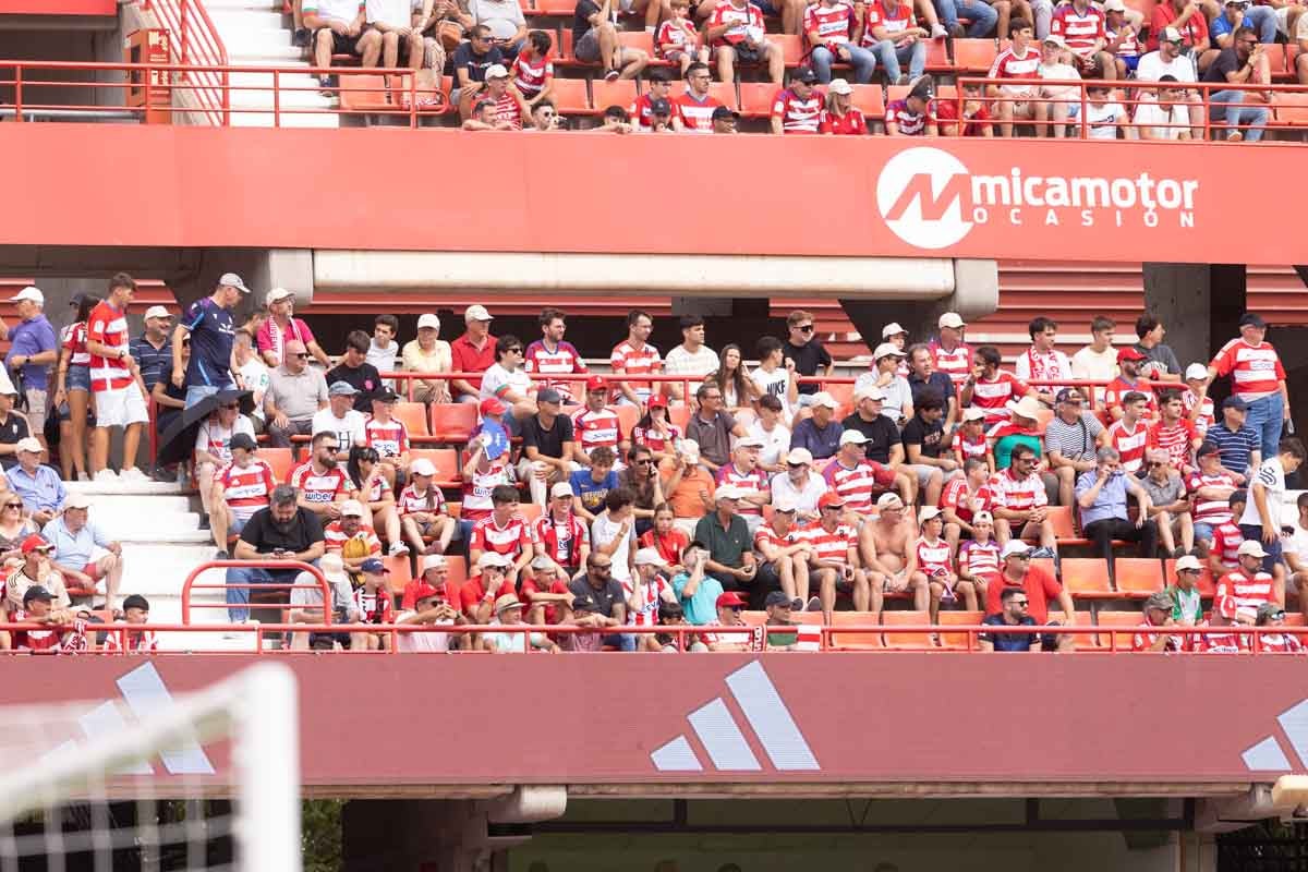 Encuéntrate en la grada de Los Cármenes en el Granada - Deportivo