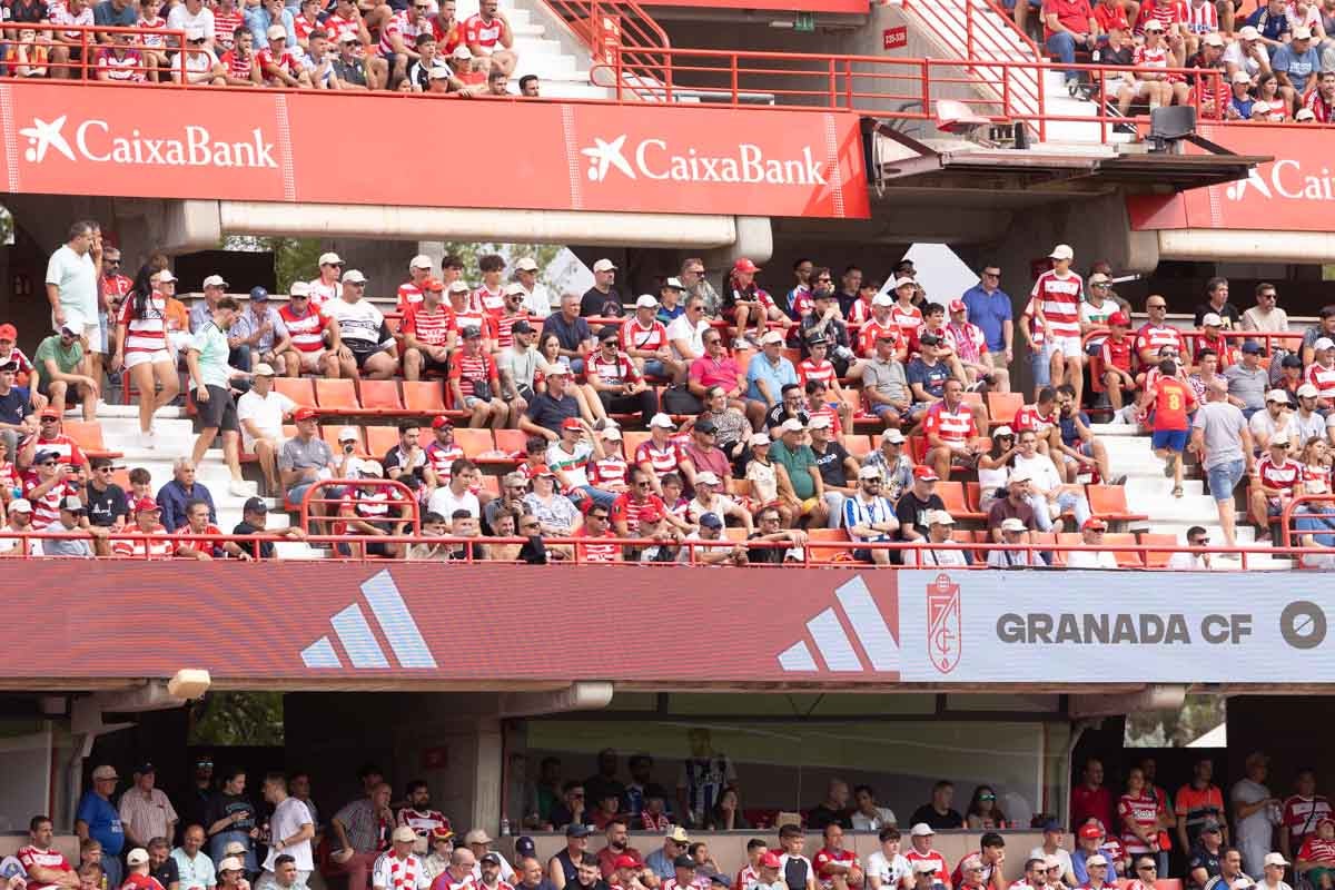 Encuéntrate en la grada de Los Cármenes en el Granada - Deportivo