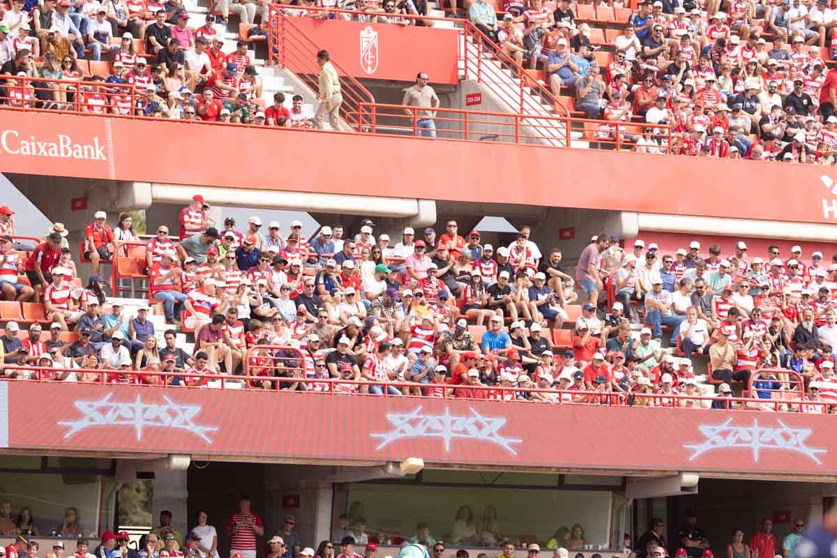 Encuéntrate en la grada de Los Cármenes en el Granada - Deportivo