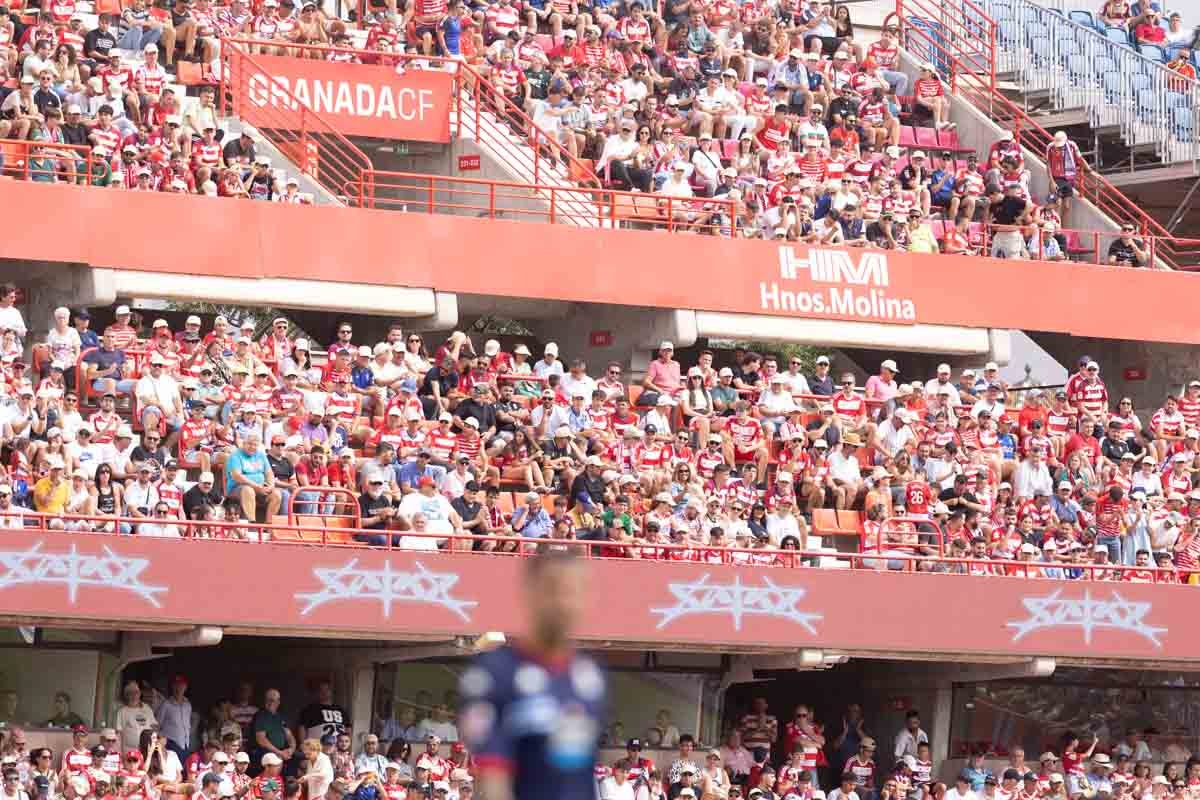 Encuéntrate en la grada de Los Cármenes en el Granada - Deportivo