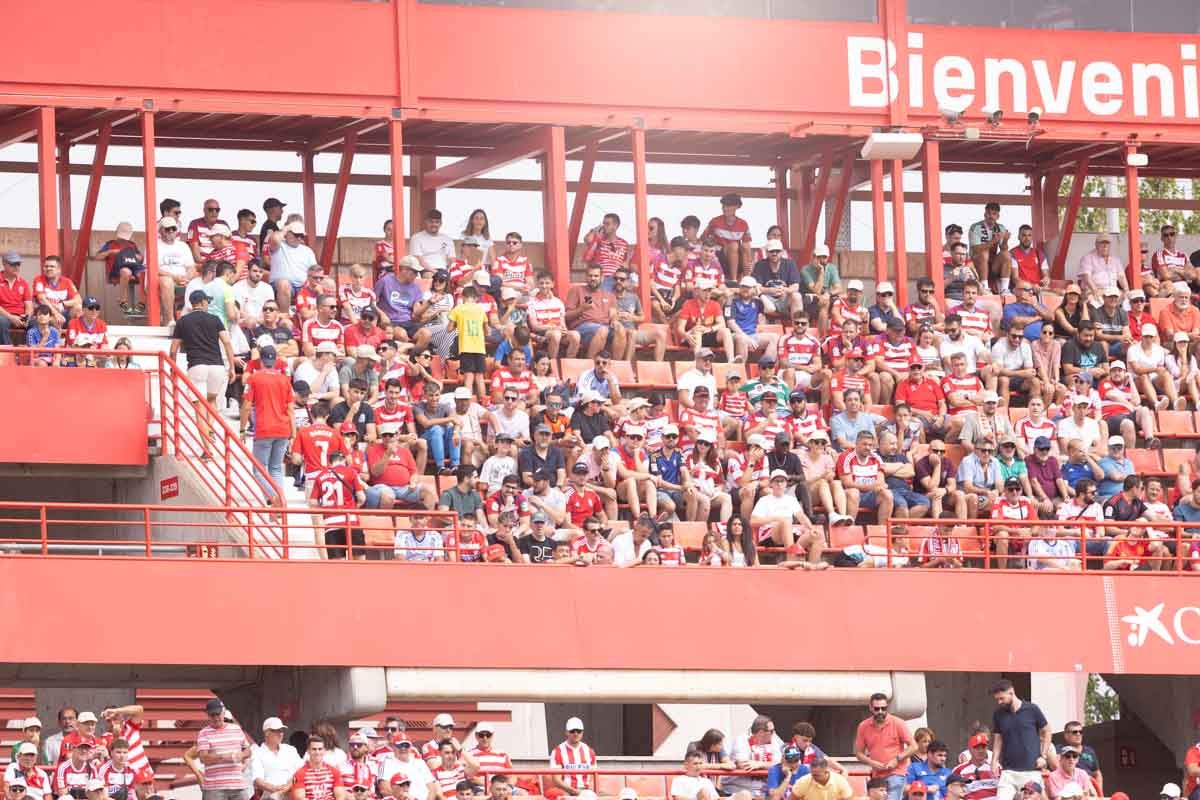 Encuéntrate en la grada de Los Cármenes en el Granada - Deportivo