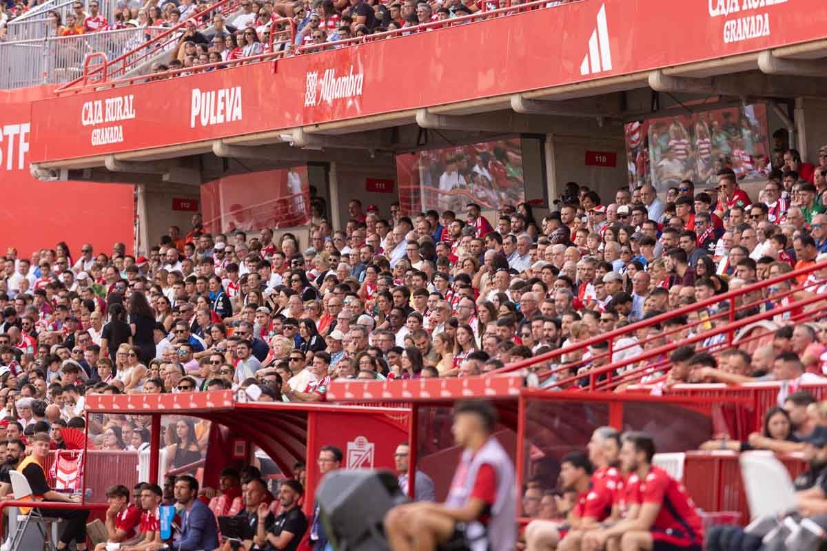 Encuéntrate en la grada de Los Cármenes en el Granada - Deportivo