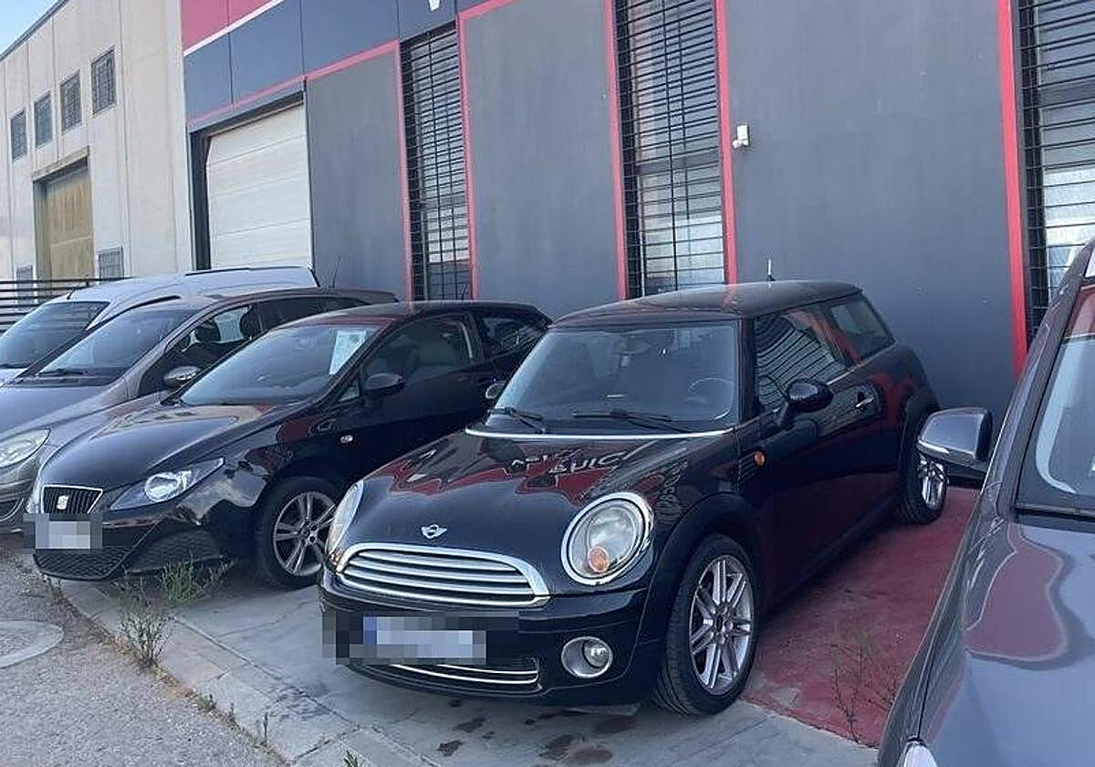 Vehículos expuestos en el concesionario.