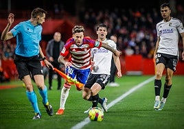 El rojiblanco Ricard avanza por la banda ante el Burgos en un partido anterior.