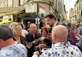 Francisco Javier Lozano reparte información turística.