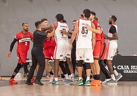 Tensión entre Gian Clavell (i) y el argentino Gallizzi (83).