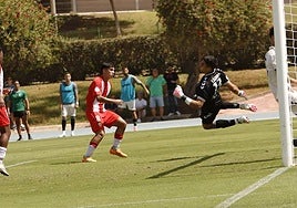 Joan Gázquez, por estar en el sitio, firma el 2-1 ante la estirada de Álvaro Lázaro.