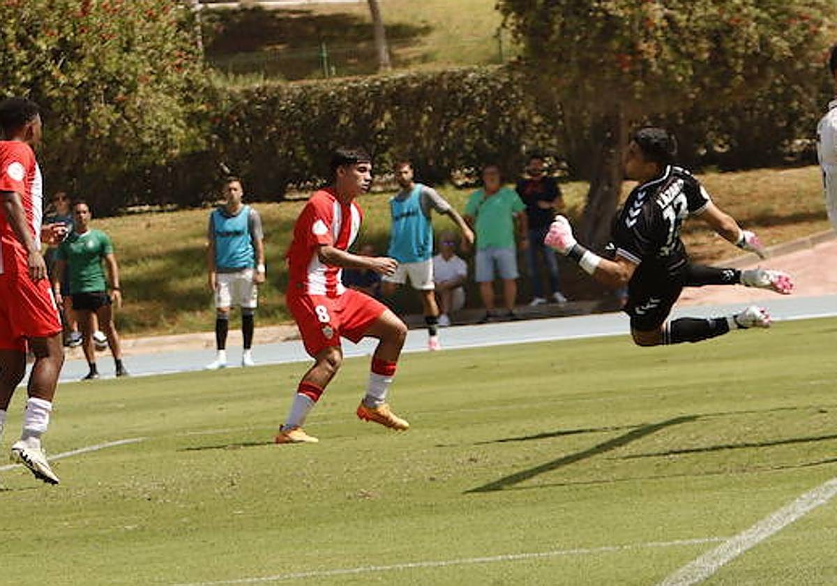 Joan Gázquez, por estar en el sitio, firma el 2-1 ante la estirada de Álvaro Lázaro.