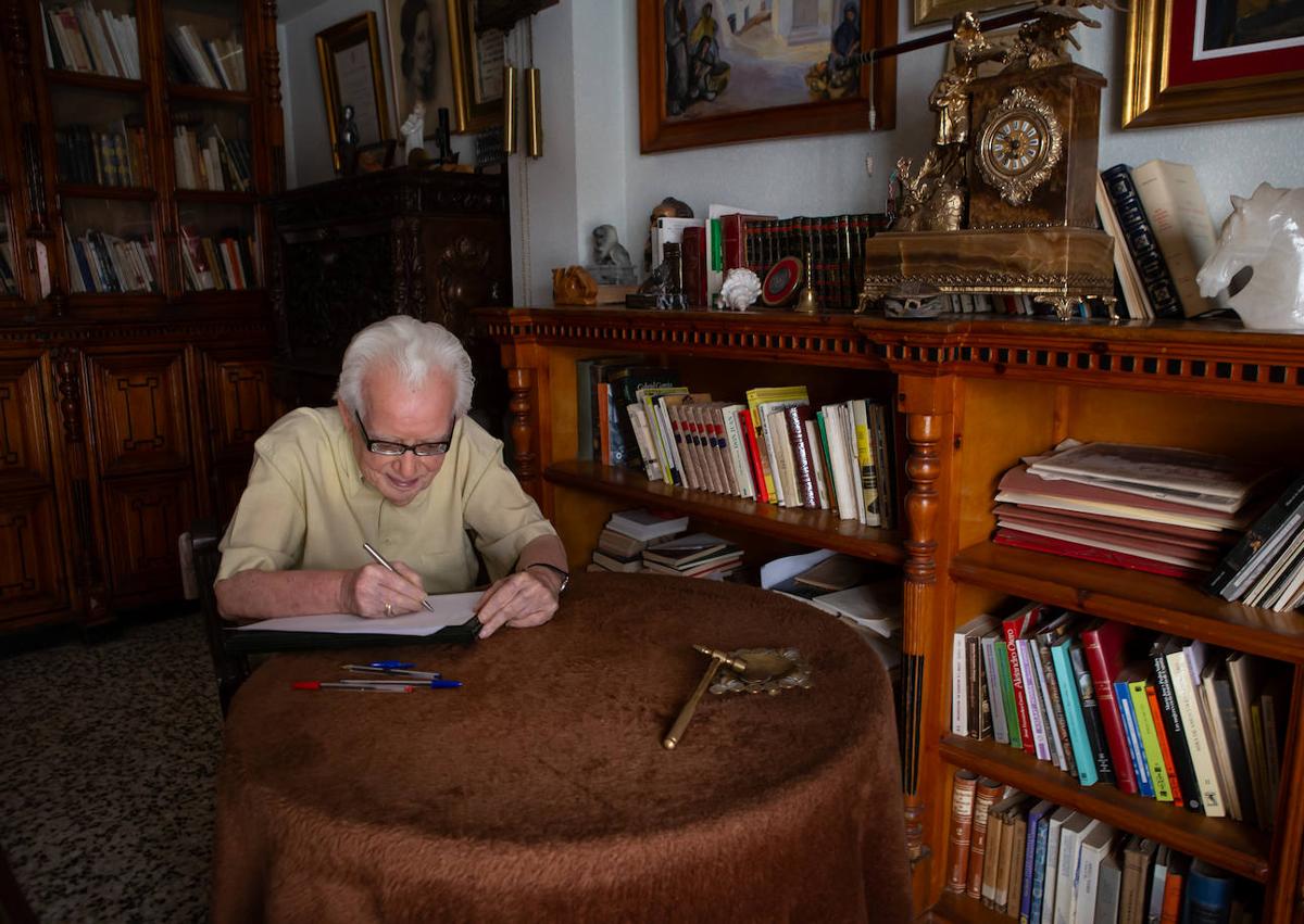 Imagen secundaria 1 - Leyendo y escribiendo. 