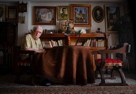 Carlos Asenjo en su casa de Guadix, donde pasa los veranos huyendo del calor de Granada.