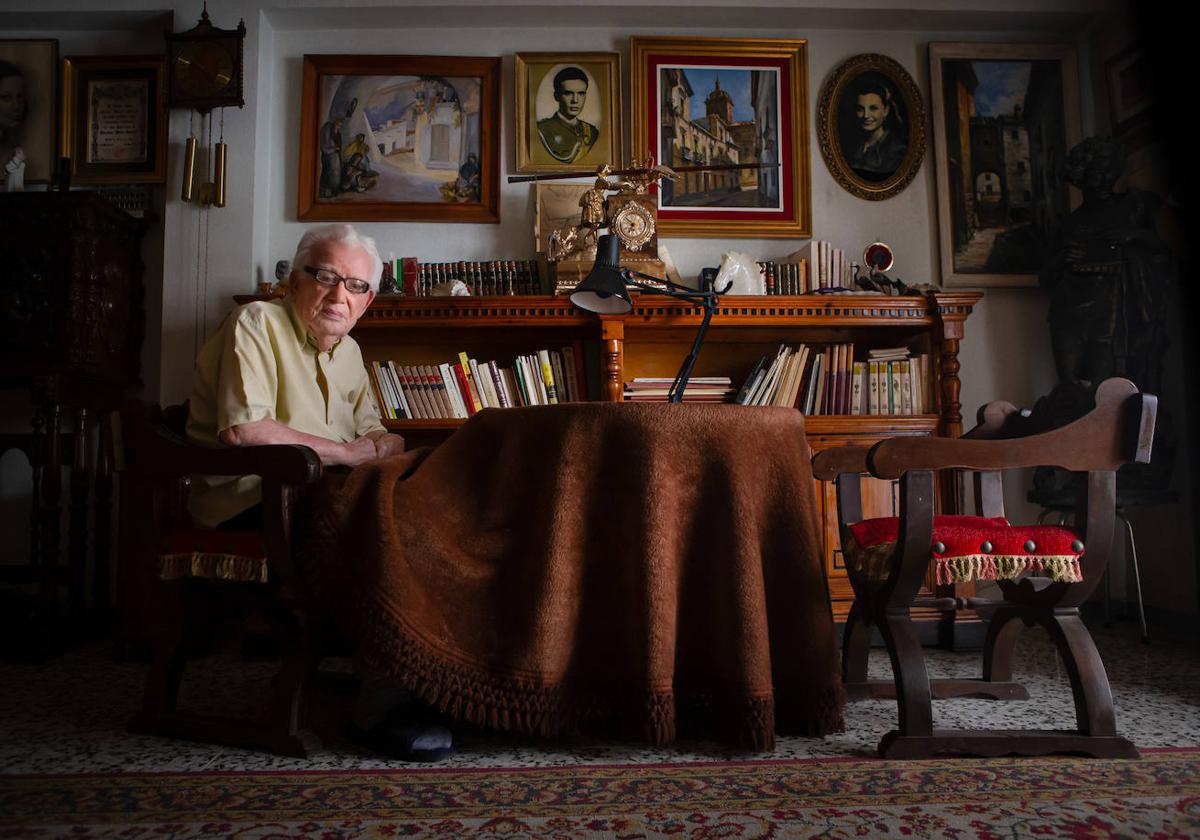 Carlos Asenjo en su casa de Guadix, donde pasa los veranos huyendo del calor de Granada.