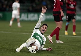 Óscar Plano protesta una falta no pitada en un partido anterior con el Elche.