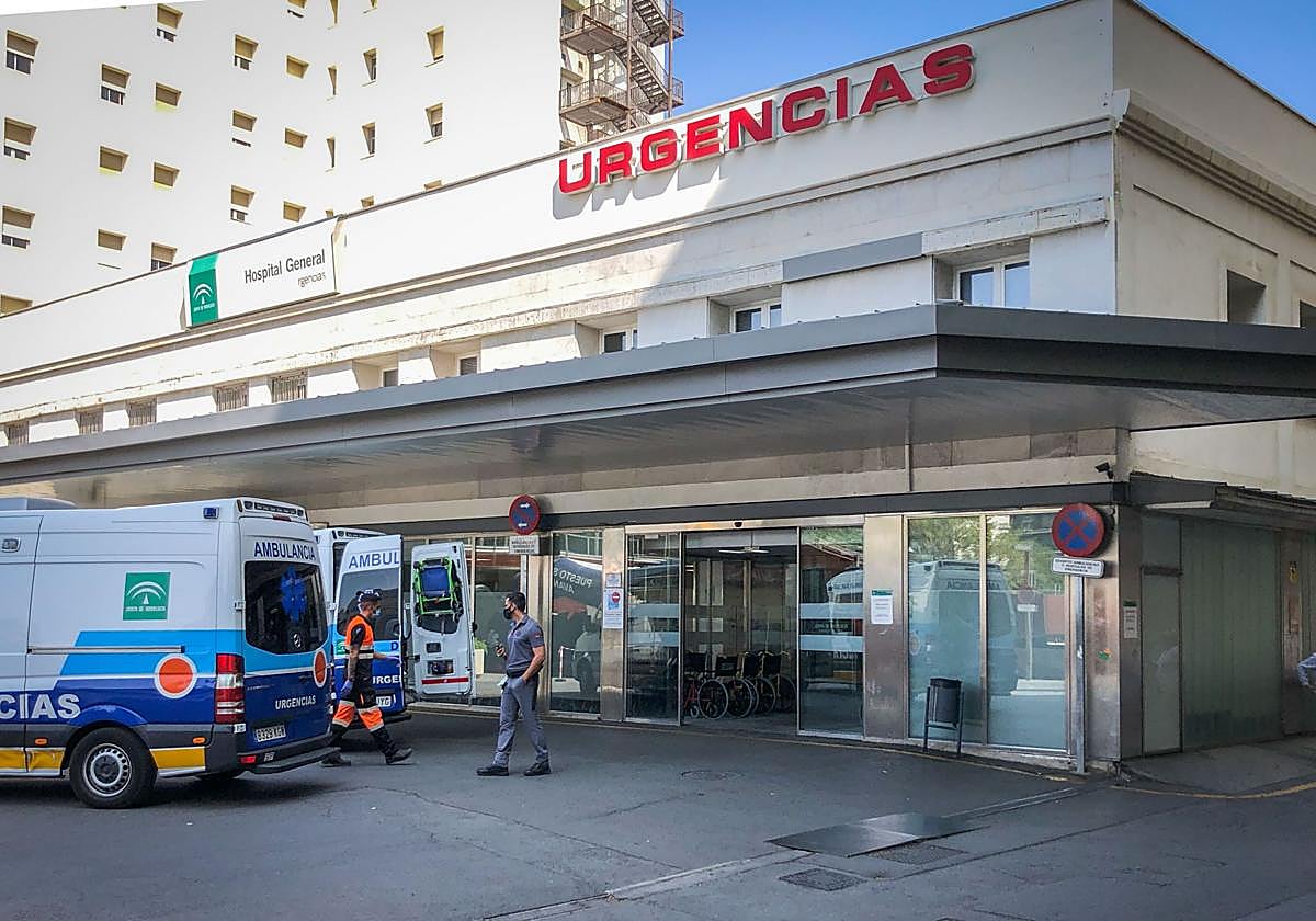 Entrada a Urgencias del hospital Virgen de las Nieves.