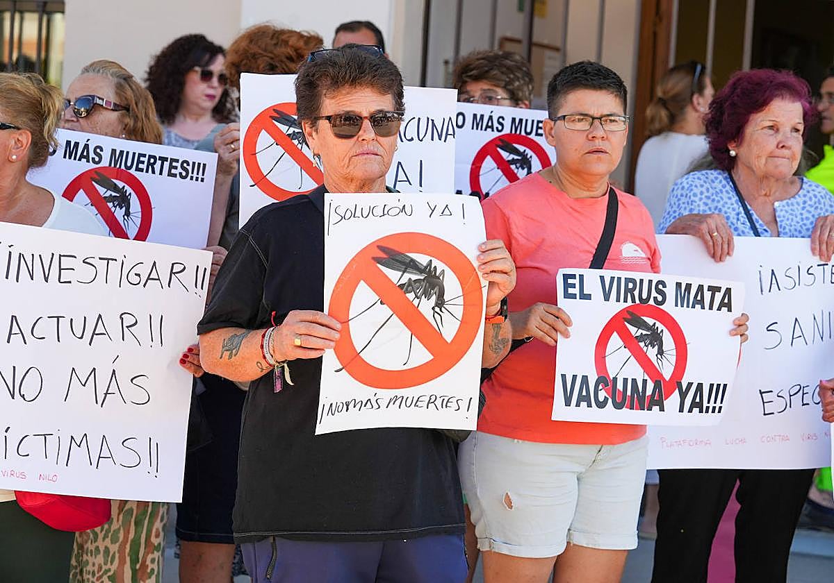Protesta de la plataforma del virus del Nilo el 2 de septiembre en Isla Mayor (Sevilla) en demanda de la vacuna y más prevención.