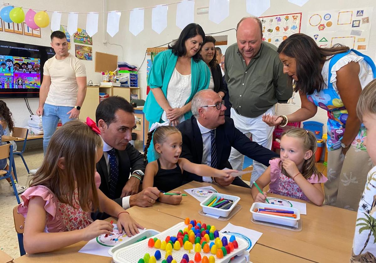 El delegado Jesús Estrella en clase junto a los escolares