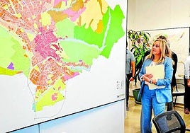 La alcaldesa revisa un mapa de la ciudad.