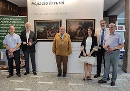 Olga Aceituno y Luis Jesús García-Lomas junto a las dos obras restauradas