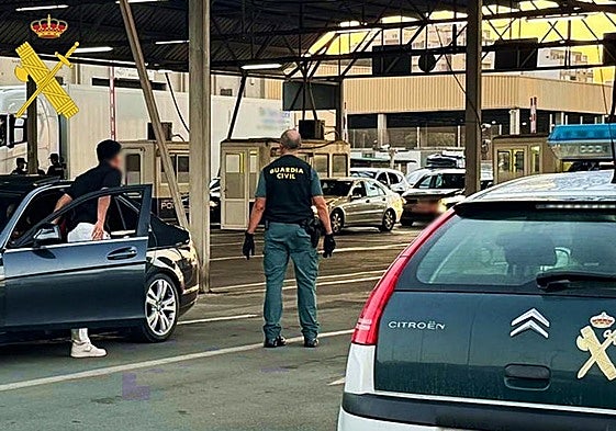 Guardia Civil, en el Puerto de Almería.
