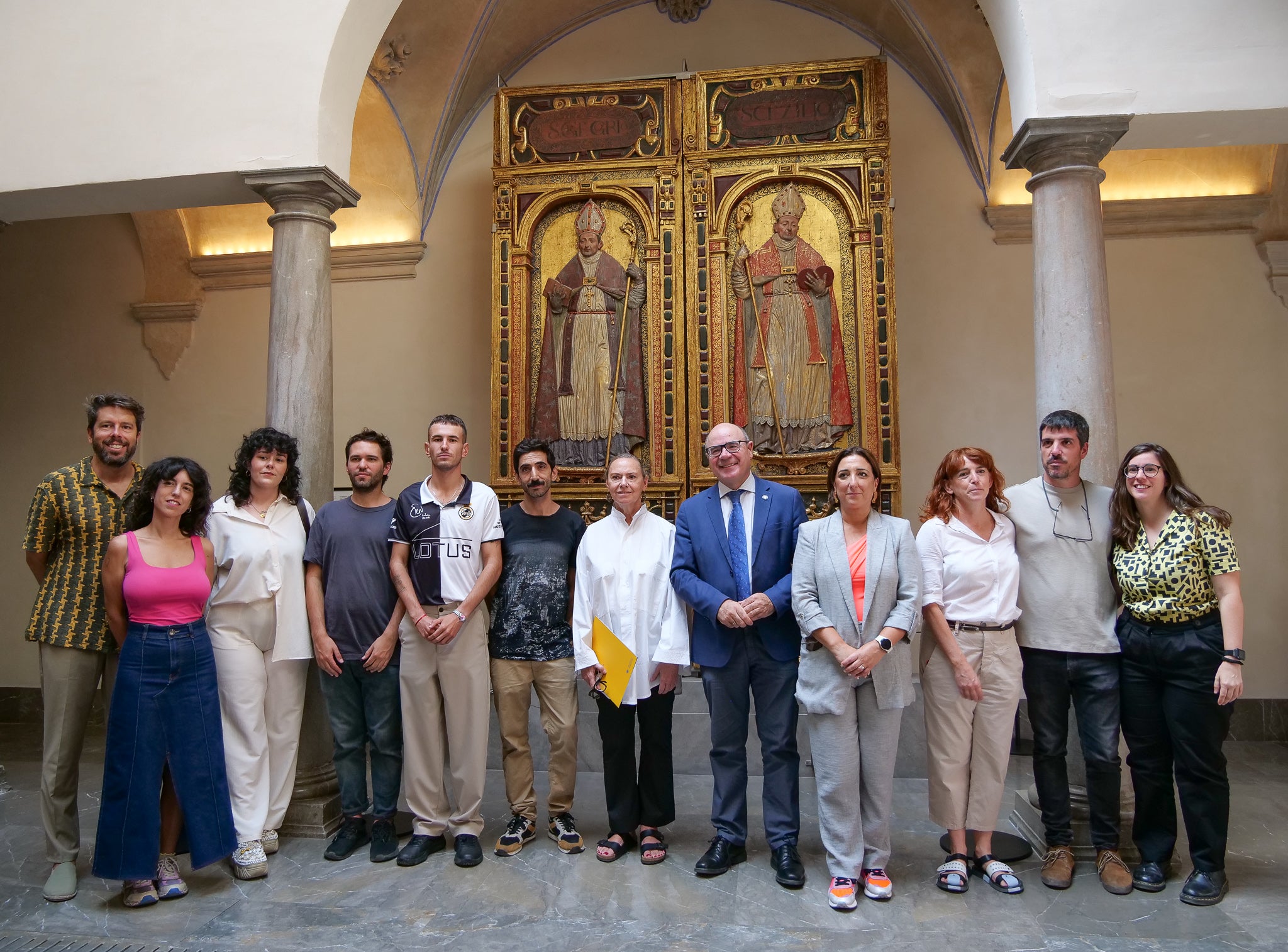 Los artistas seleccionados posan con Pedro Mercado, Laura García Lorca y Marga Sánchez Romero.